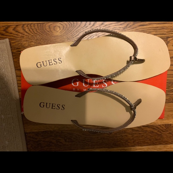 Guess flip flops - Picture 1 of 5
